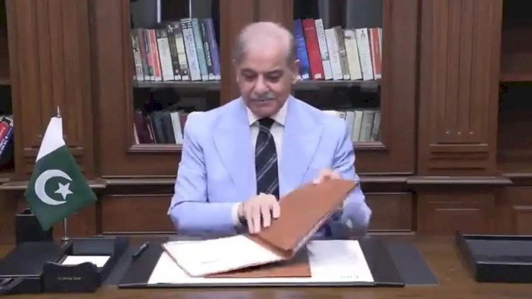 Şahbaz Şərif də imza atdı -   VİDEO