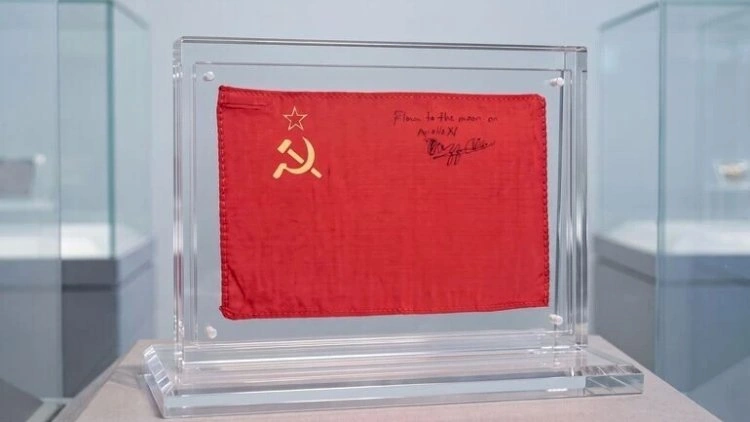 Ayda olmuş sovet bayrağı hərracda satıldı