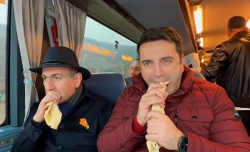 Bu dəfə də avtobusda lavaş yedi – VİDEO