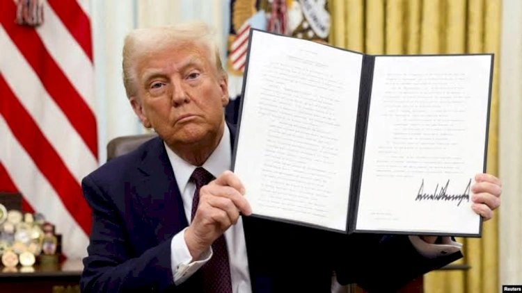 Donald Trampın İranla müqaviləni imzalama anı -   VİDEO