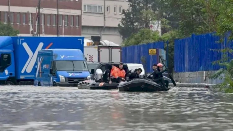 İstanbulda sel nəticəsində köməksiz qalan minlərlə şəxs xilas edildi