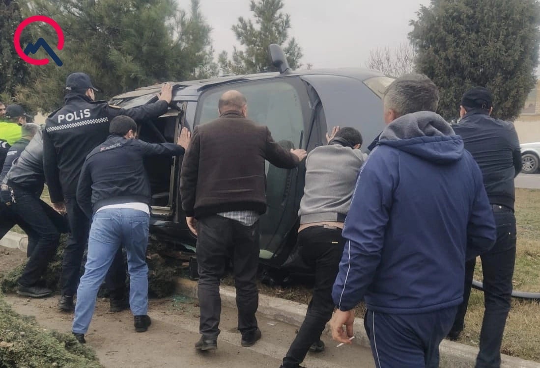 “Renault Megane” aşdı- Bir ailənin 4 üzvü yaralandı -FOTO