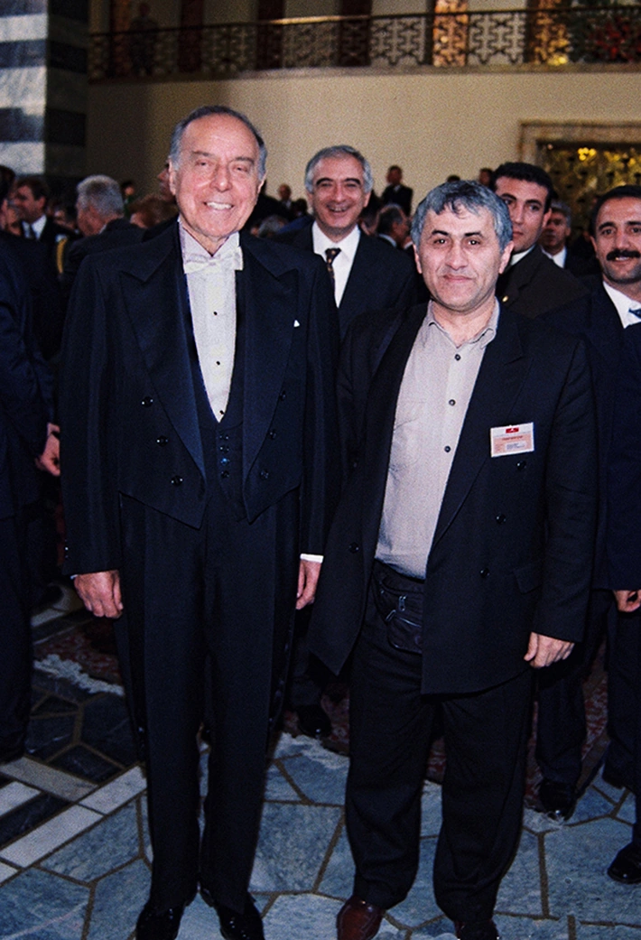“Heydər Əliyev yanımda Ramiz Mehdiyevə zəng edib dedi ki...” –  Prezidentin fotoqrafı