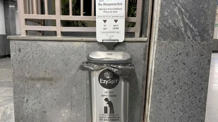 Dünyada ilk dəfə: Metro stansiyasına “tüpürmə qutusu” yerləşdirildi