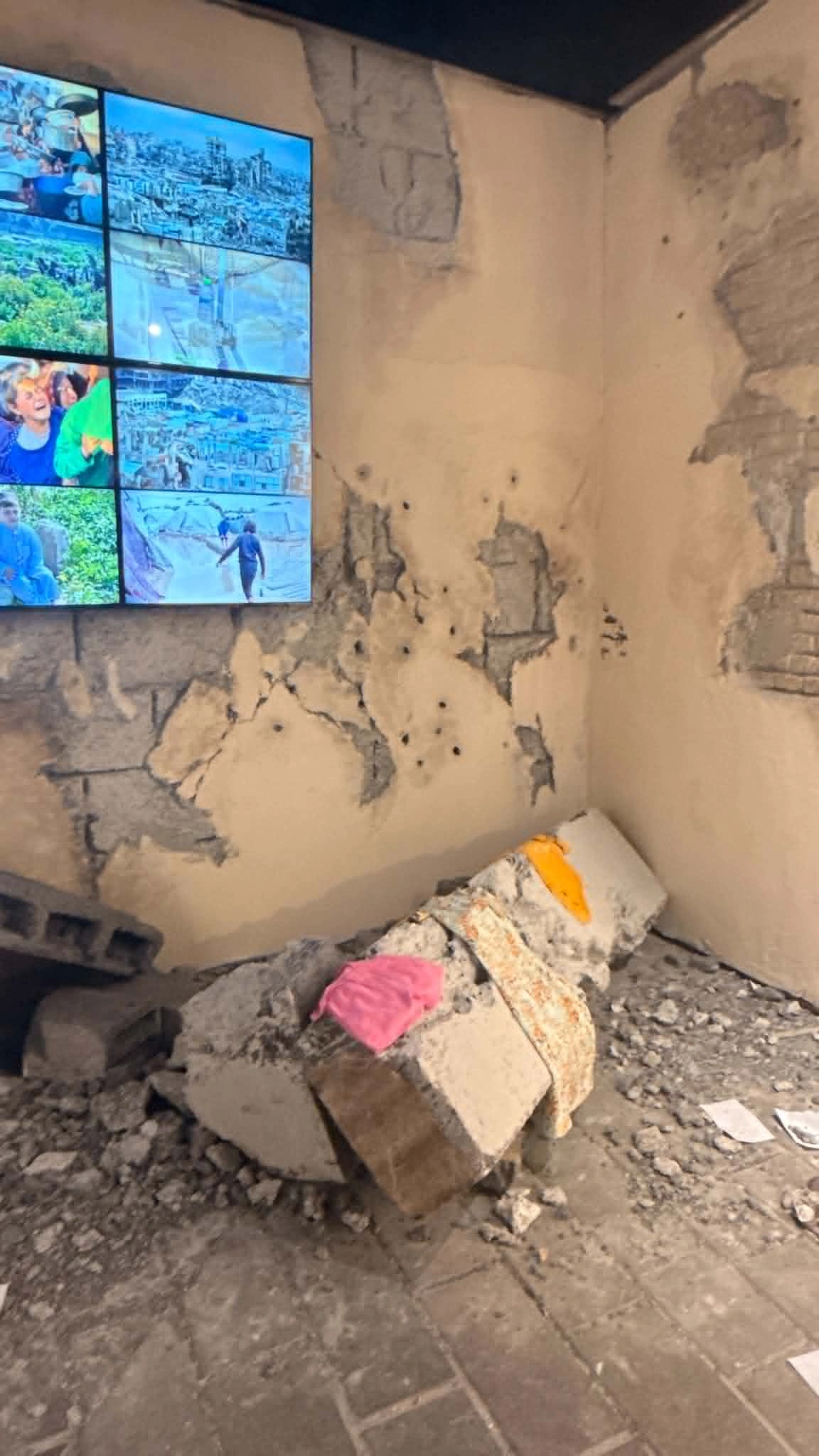 Toz basmış əlil arabası, sahibsiz oyuncaqlar... - Qəzza Evindən FOTOREPORTAJ