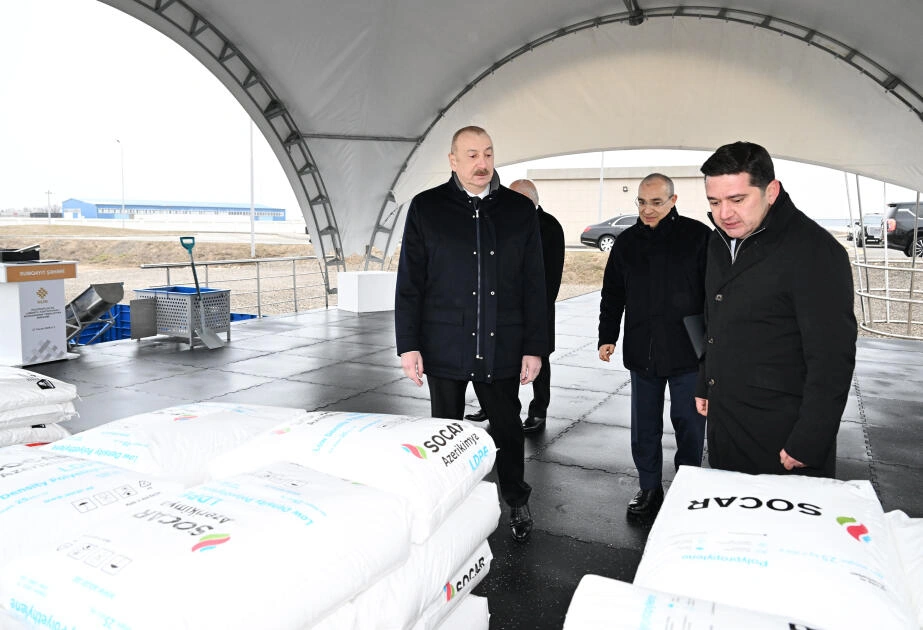 İlham Əliyev Sumqayıt Sənaye Parkında polipropilen və laminatlı kisə istehsalı müəssisəsinin təməlini qoyub - FOTO