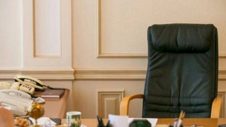 Direktor xadiməni təsərrüfat işləri üzrə müdir vəzifəsinə necə təyin edib?