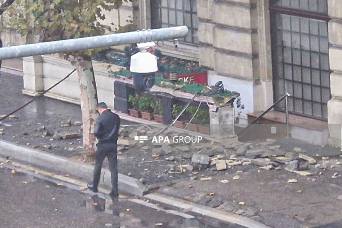 Bakının mərkəzində eyvan UÇDU: Xəsarət alan var – FOTO/VİDEO
