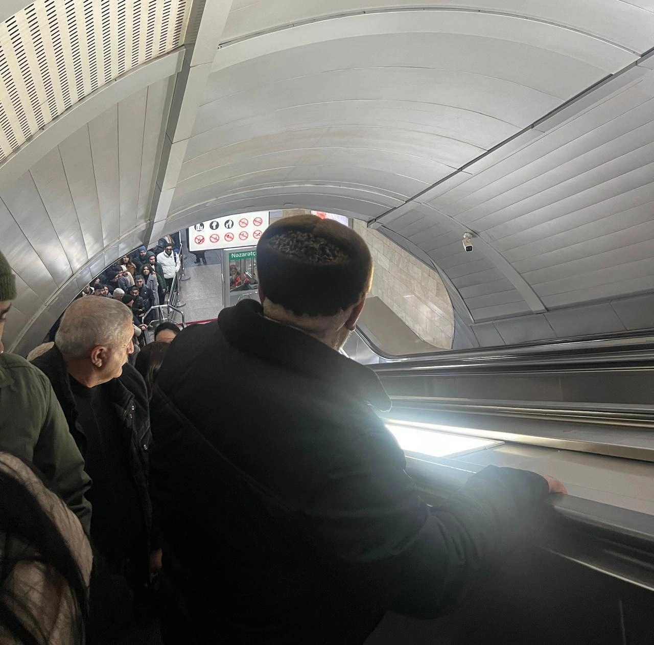 Bakı metrosunda təhlükəli anlar yaşandı: Eskalator dayandı