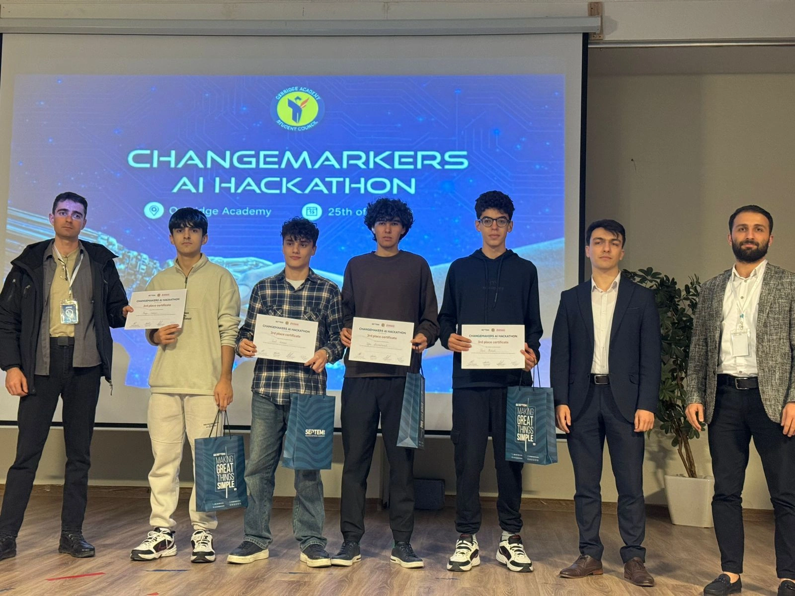 “Changemakers” AI Hackathon Oxbridge Akademiyasında uğurla keçirildi - FOTOLAR