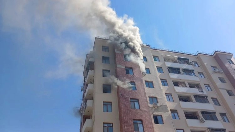 Mingəçevirdə yaşayış binasında yanğın: Sakinlər təxliyə edildilər   - FOTOLAR
