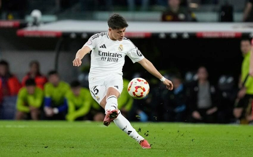 UEFA Arda Güleri mükafatlandırdı