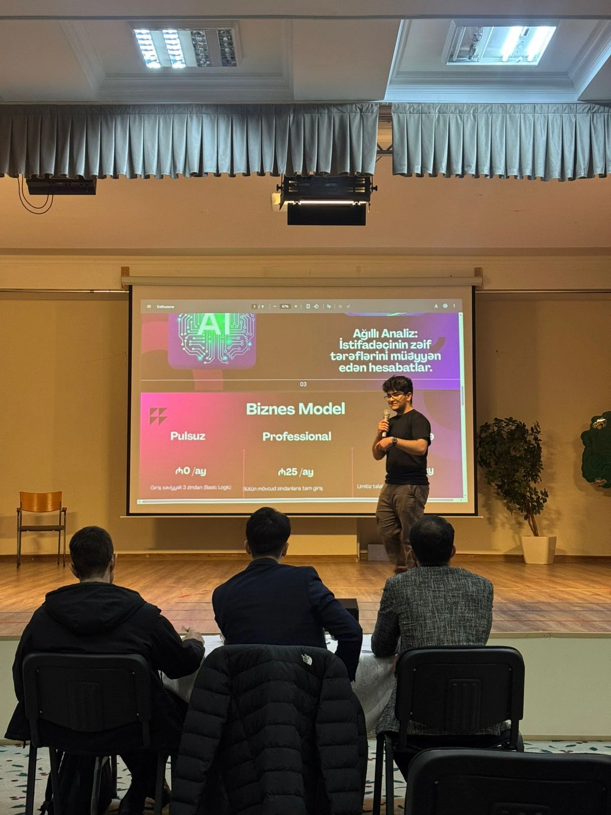 “Changemakers” AI Hackathon Oxbridge Akademiyasında uğurla keçirildi - FOTOLAR