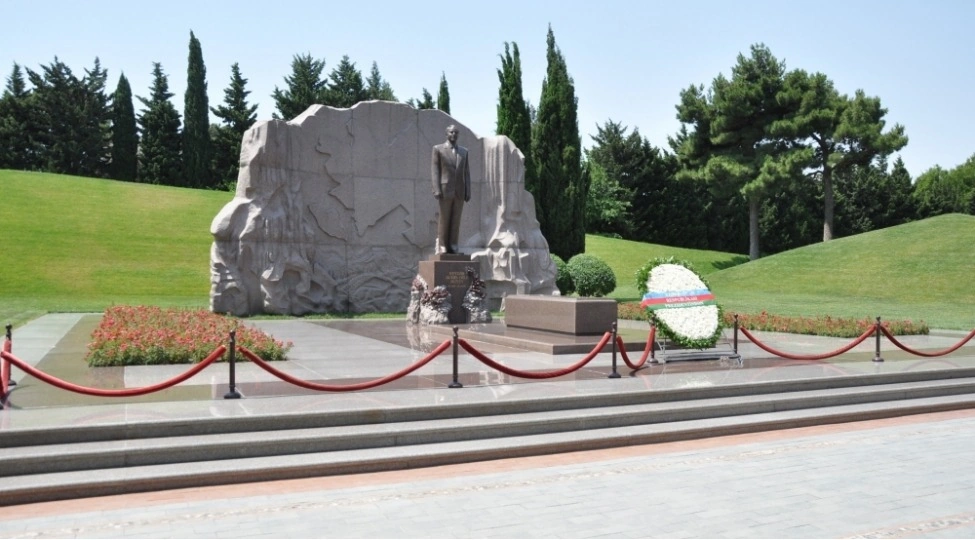 Latviya Prezidenti Heydər Əliyevin məzarını ziyarət etdi