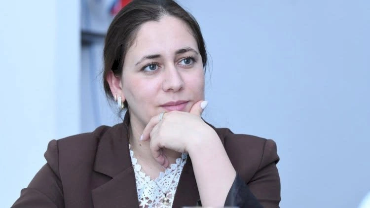 Bir evin içində böyüyən səssizlik...