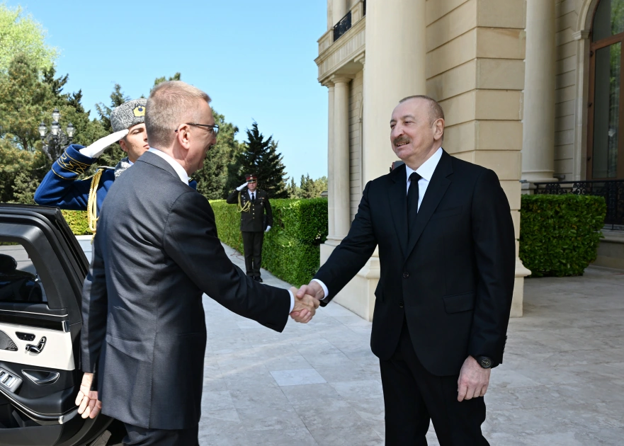 İlham Əliyev Latviya Prezidentini belə qarşıladı – FOTO