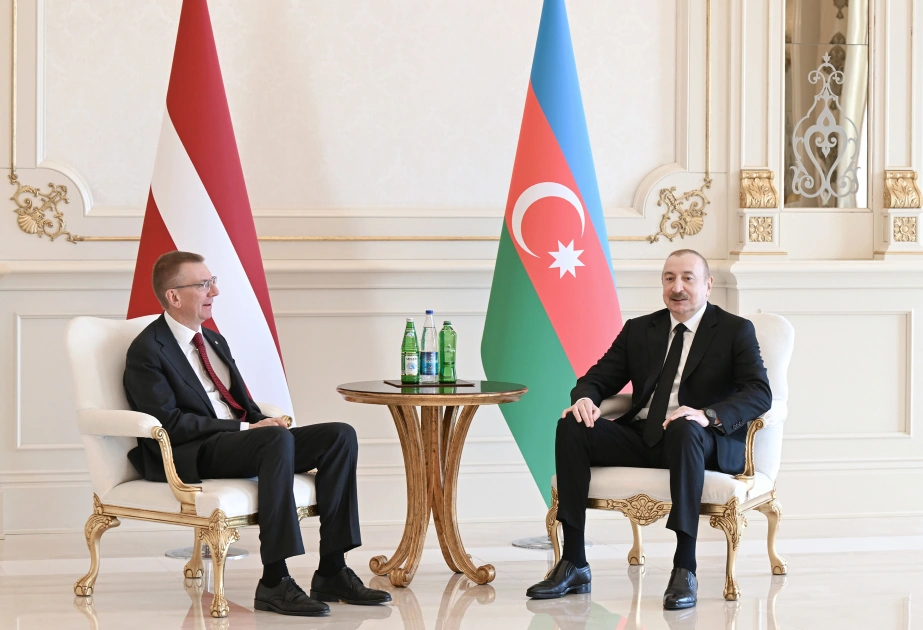 İlham Əliyev və Edqars Rinkeviçs mətbuata bəyanatlarla çıxış edirlər