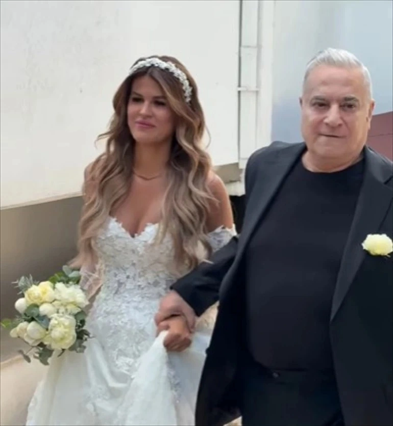 Şoumenin özündən 40 yaş kiçik xanımı ilə evliliyi 4 ay çəkdi - Fotolar