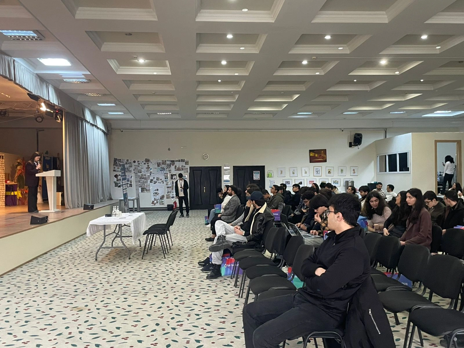 “Changemakers” AI Hackathon Oxbridge Akademiyasında uğurla keçirildi - FOTOLAR