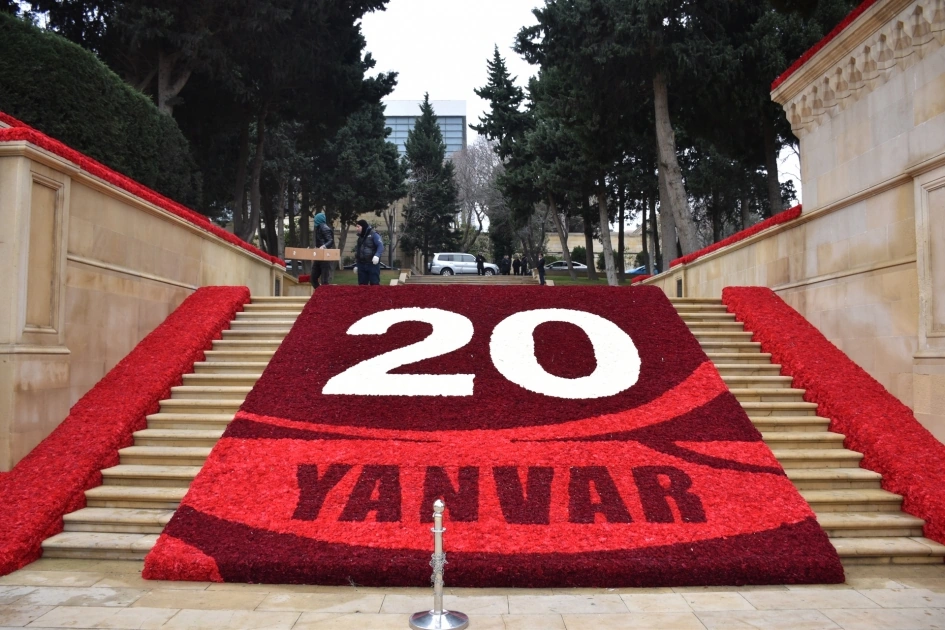 Baş nazirlə spiker Şəhidlər xiyabanını ziyarət etdi