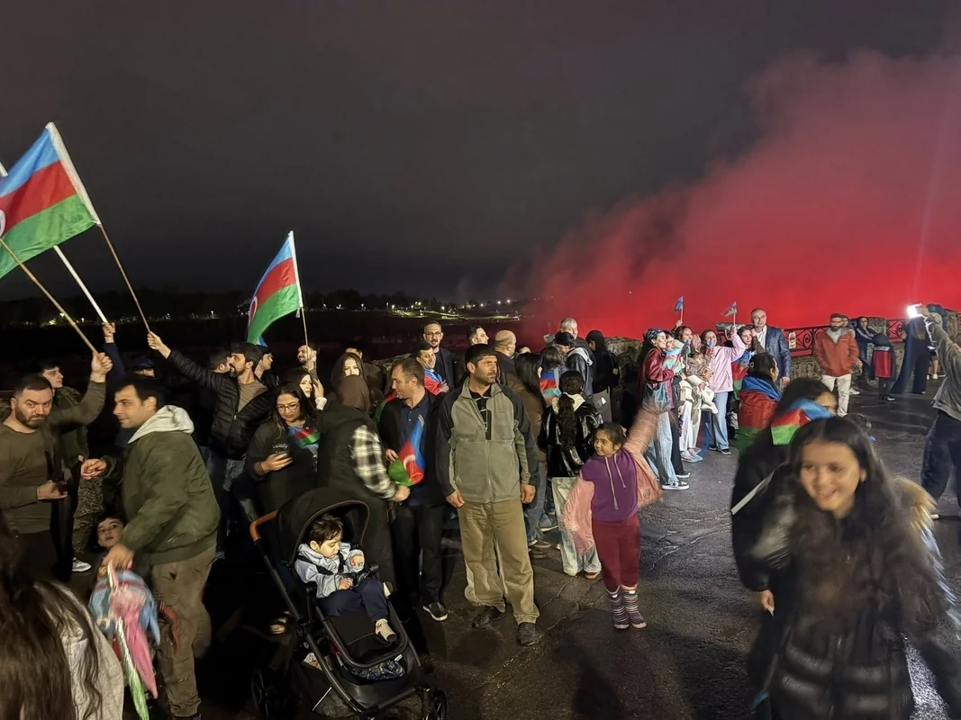 Niaqara şəlaləsi Azərbaycan bayrağının rəngləri ilə işıqlandırıldı - FOTOLAR