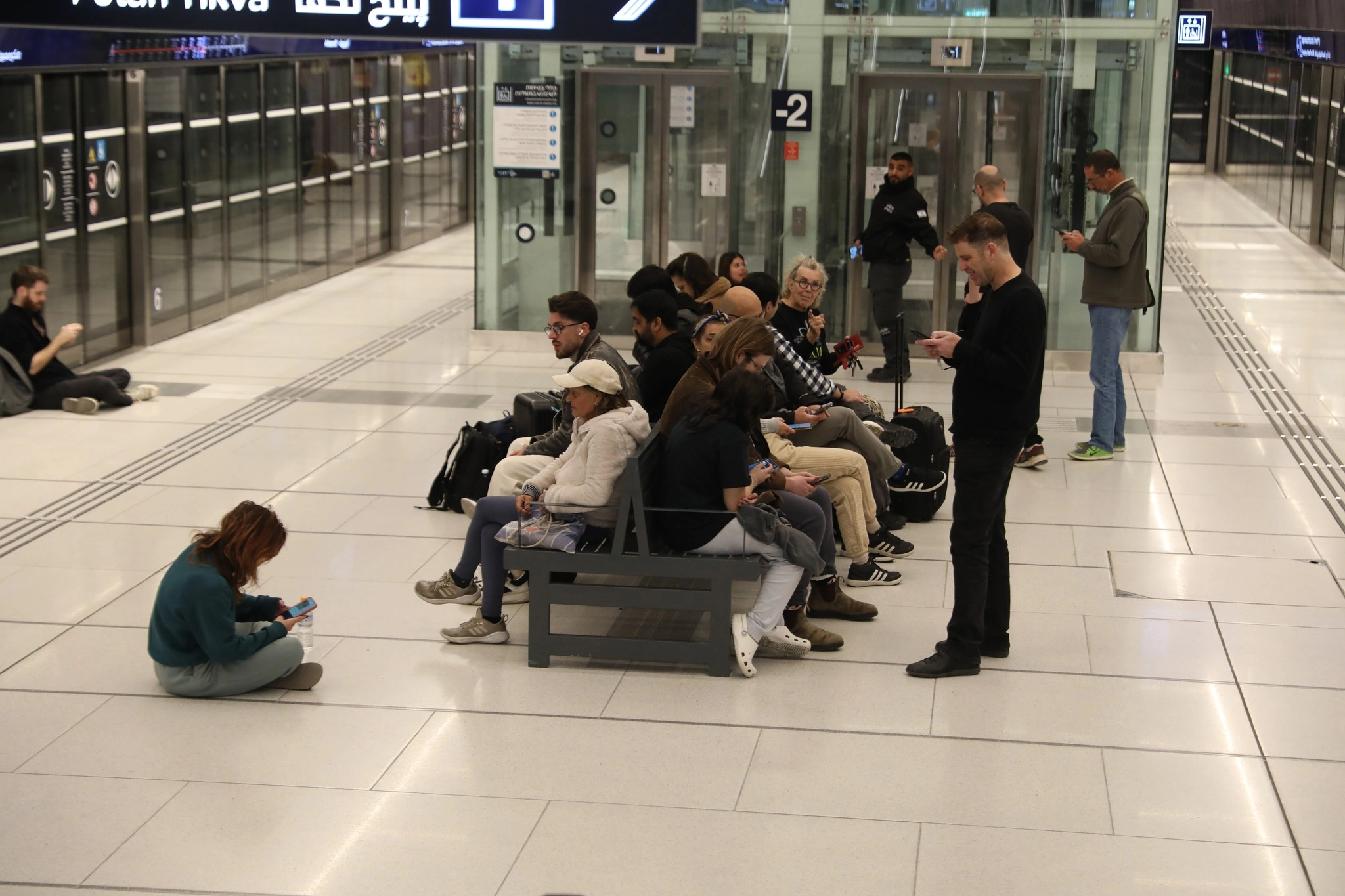 İsraildə həyat dəyişdi: Metro stansiyaları sığınacağa çevrildi