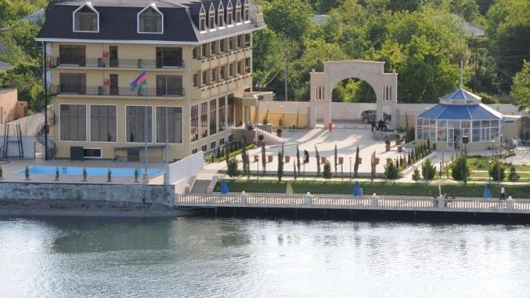 Mingəçevirdə qayıq hotelin restoranına çırpıldı