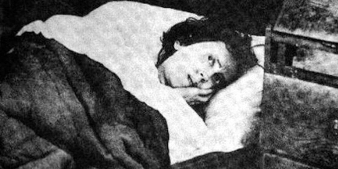 32 il fasiləsiz yatdığı iddia edilən Karolina Olsson - FOTOLAR