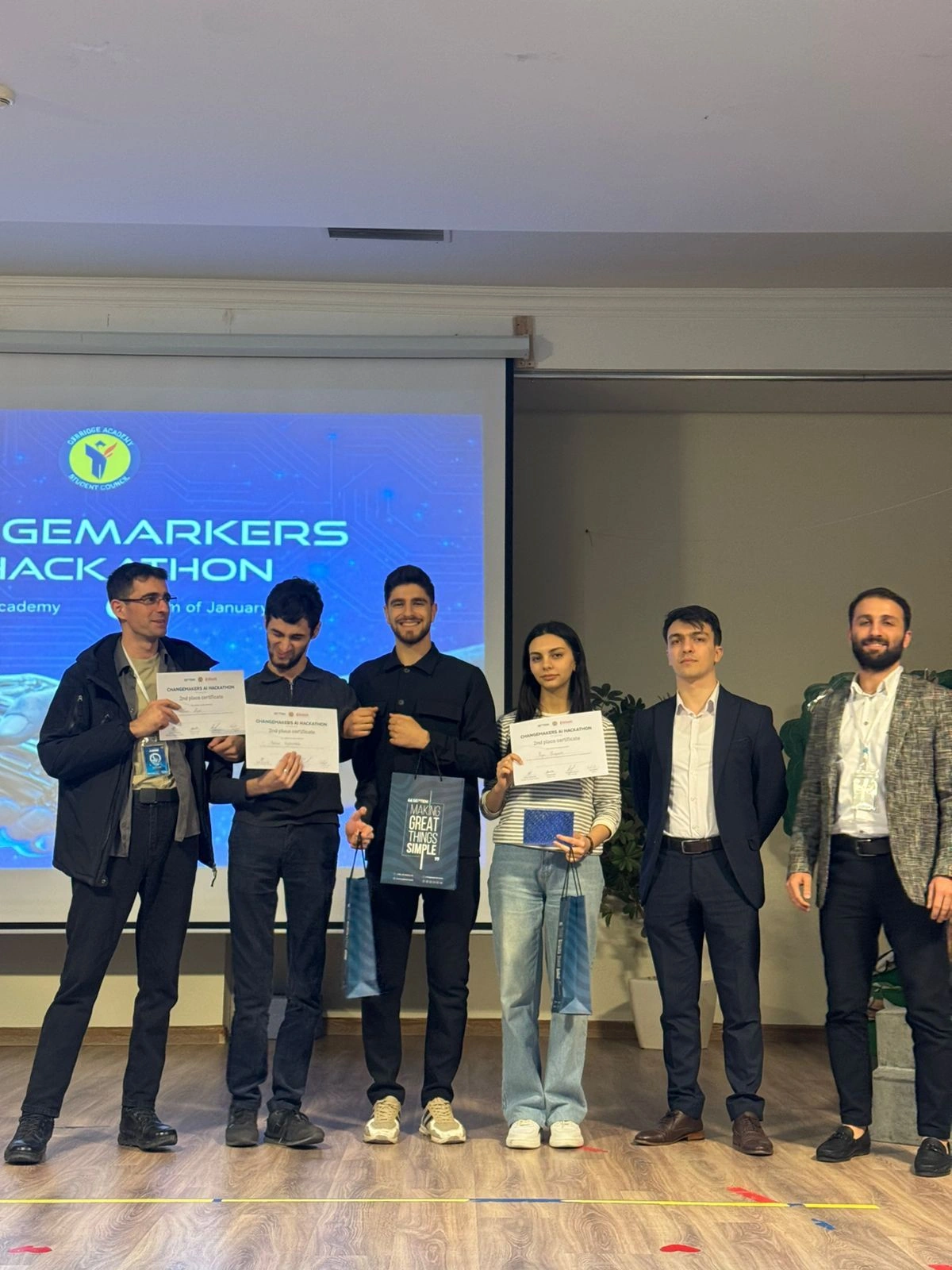“Changemakers” AI Hackathon Oxbridge Akademiyasında uğurla keçirildi - FOTOLAR