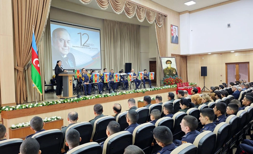 Azərbaycan Ordusunda Ulu Öndərin xatirəsi yad edildi