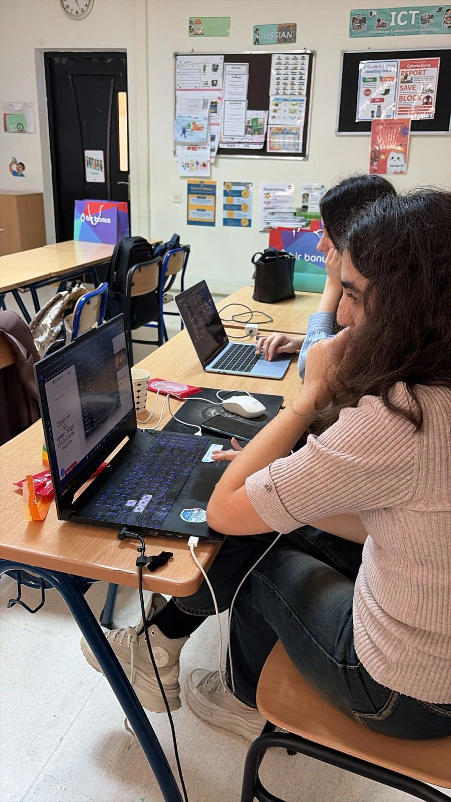 “Changemakers” AI Hackathon Oxbridge Akademiyasında uğurla keçirildi - FOTOLAR