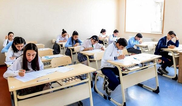 Bu gün 52 mindən çox şagird buraxılış imtahanı verdi