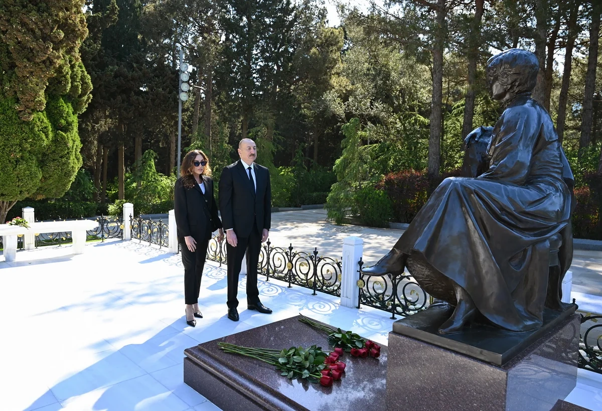 İlham Əliyev və Mehriban Əliyeva Ulu Öndər Heydər Əliyevin məzarını ziyarət ediblər - FOTO