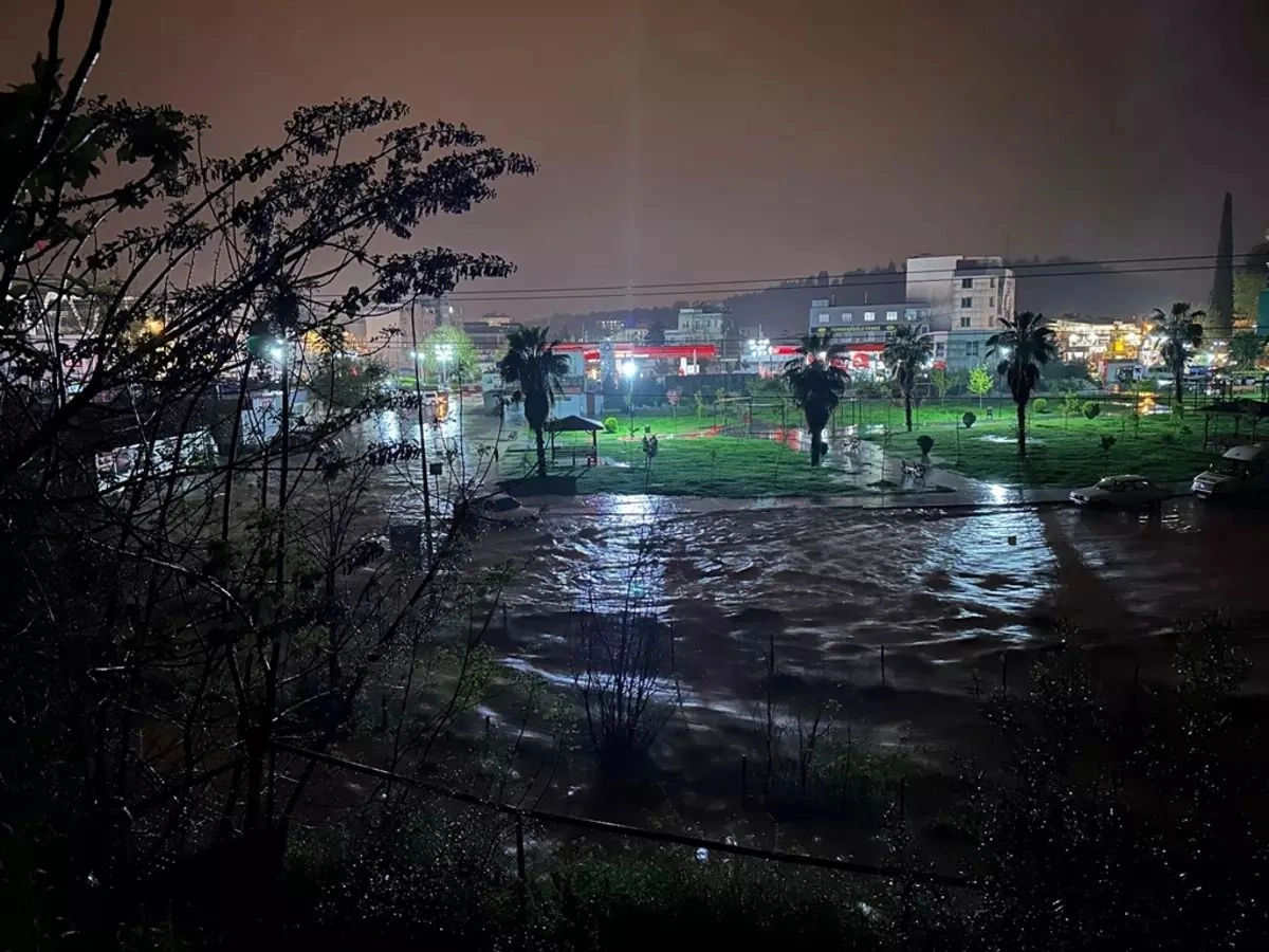 Türkiyədə daşqın fəlakəti: 2 nəfər öldü, yüzlərlə ev su altında qaldı