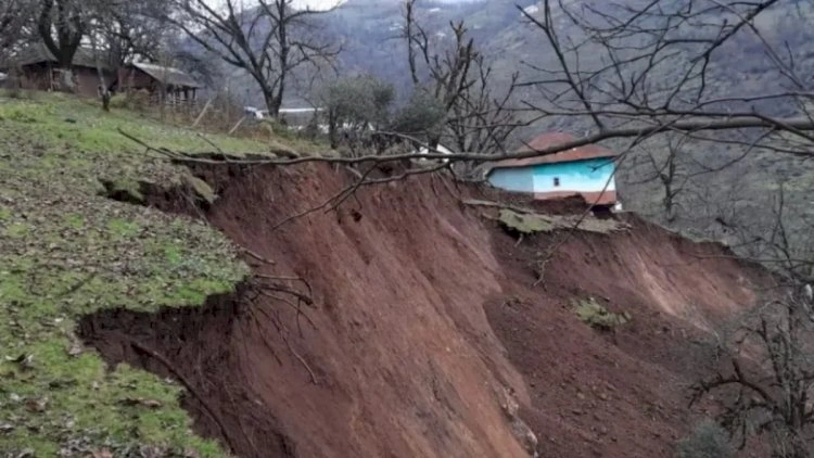 Göygöldə torpaq uçqunu: Yolda çətinliklər yarandı