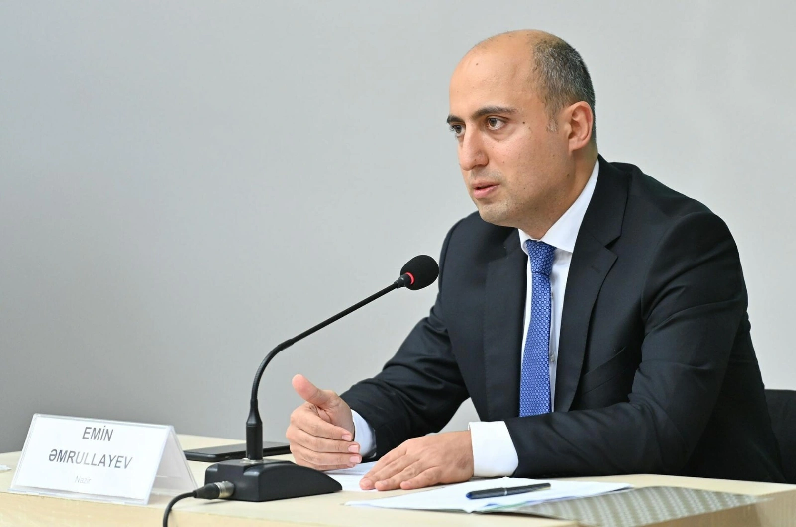 Emin Əmrullayev Könül Abaslını işdən çıxardı - FOTO