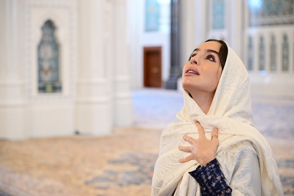 Leyla Əliyeva Sultan Qabus Böyük Məscidini ziyarət etdi – FOTO