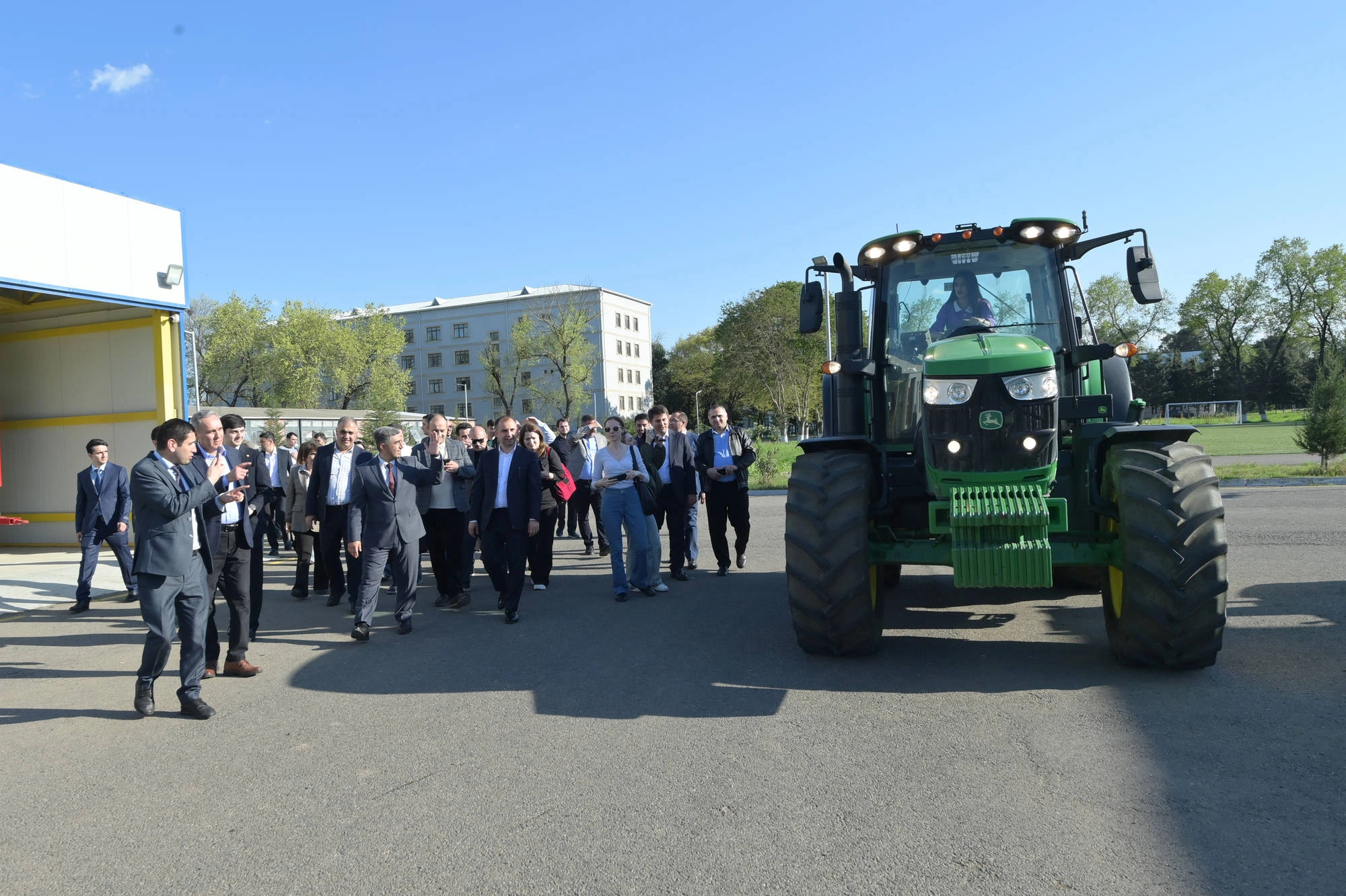 Traktor sürən qadınlar, hoteldə işləyən tələbələr – Cənubdan REPORTAJ