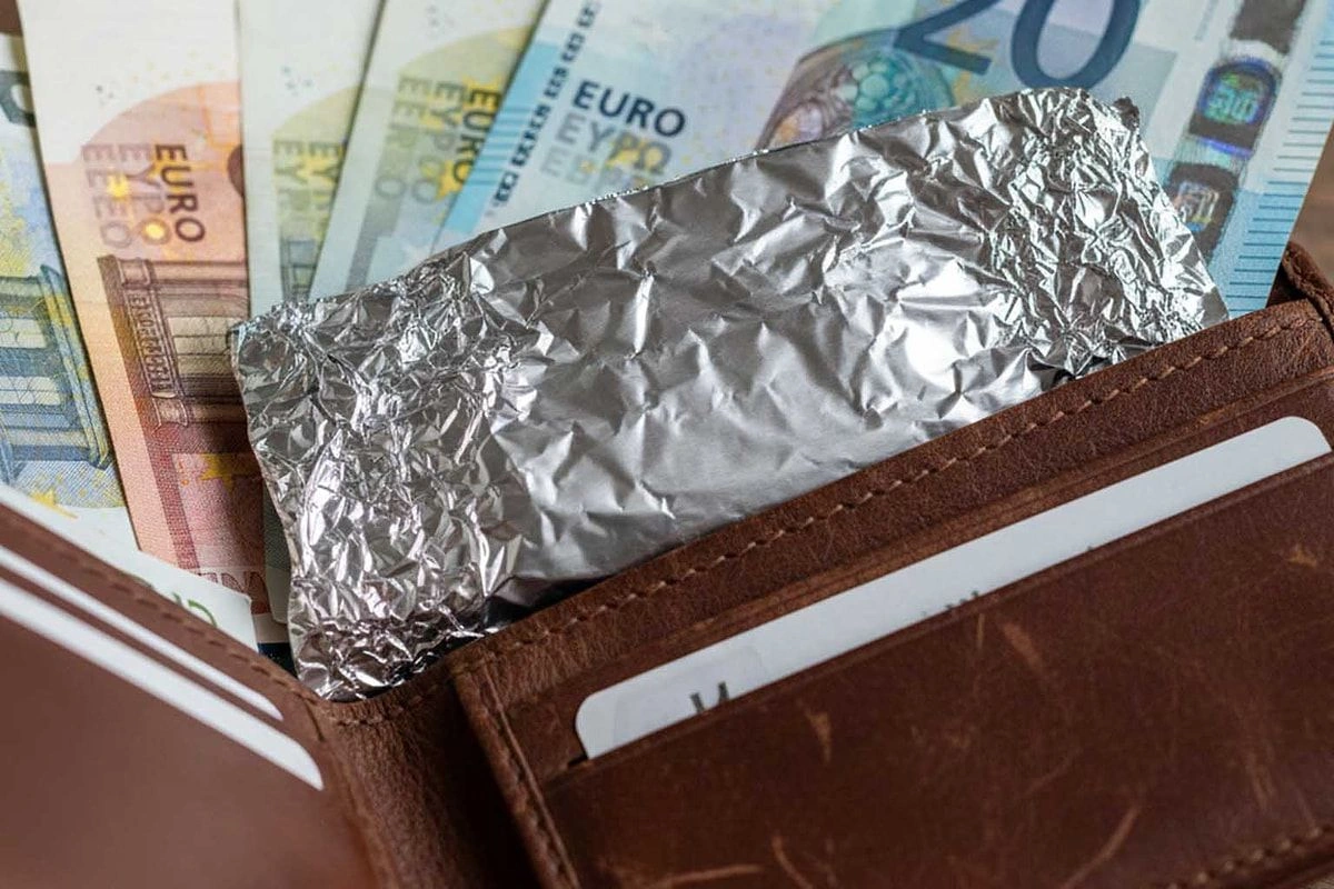 Çinlilər niyə daim pulqabılarında alüminium folqa gəzdirir?