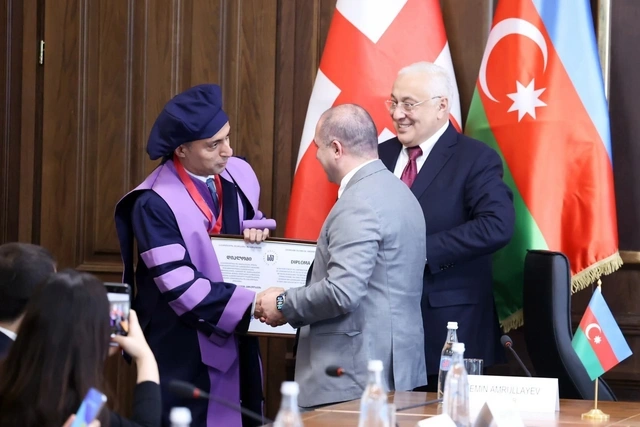 Emin Əmrullayev ad aldı, geyimi maraq doğurdu - Foto