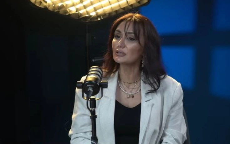 Qadın arxasınca danışan kişilər pozğundur