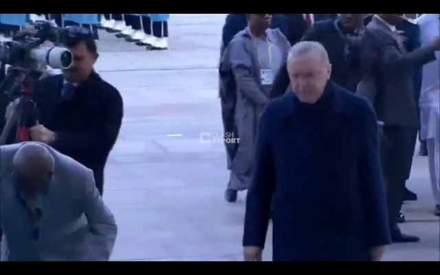 Türkiyədə səfərdə olan prezident yıxıldı - VİDEO