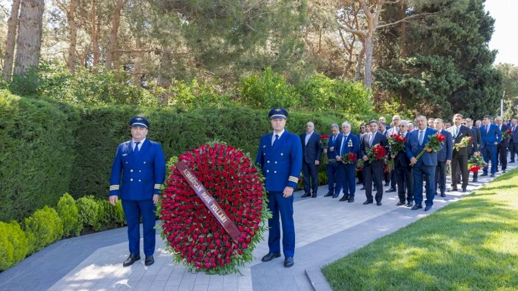 AZAL kollektivi və mülki aviasiyanın nümayəndələri Fəxri xiyabanı ziyarət edib