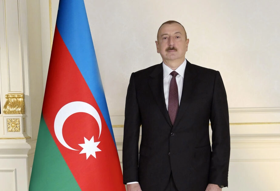İlham Əliyev Tbilisidə Ümummilli Lider Heydər Əliyevin abidəsini ziyarət edib