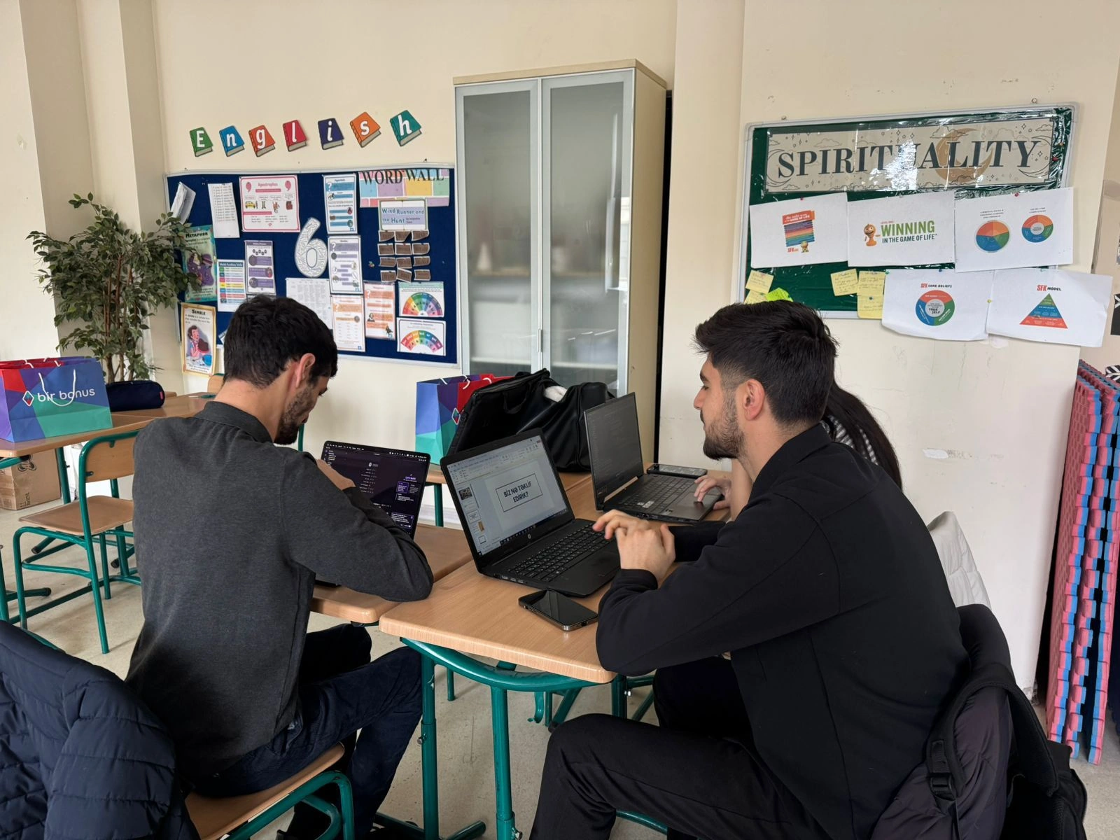 “Changemakers” AI Hackathon Oxbridge Akademiyasında uğurla keçirildi - FOTOLAR