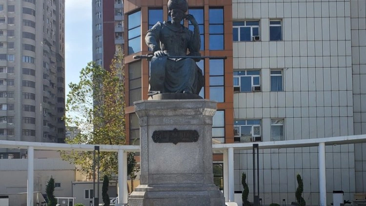 Xətainin abidəsindəki yazı etiraz yaratdı: Onu kim edib?