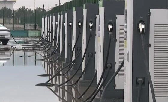 Bakıda elektrikdoldurma məntəqəsi su altında qaldı - VİDEO​​​​​​​