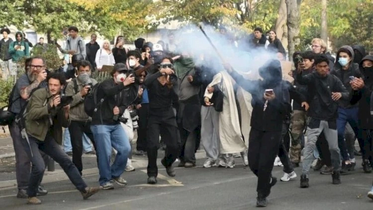 Şagird etirazları nəzarətdən çıxır - Avtobuslar yandırıldı