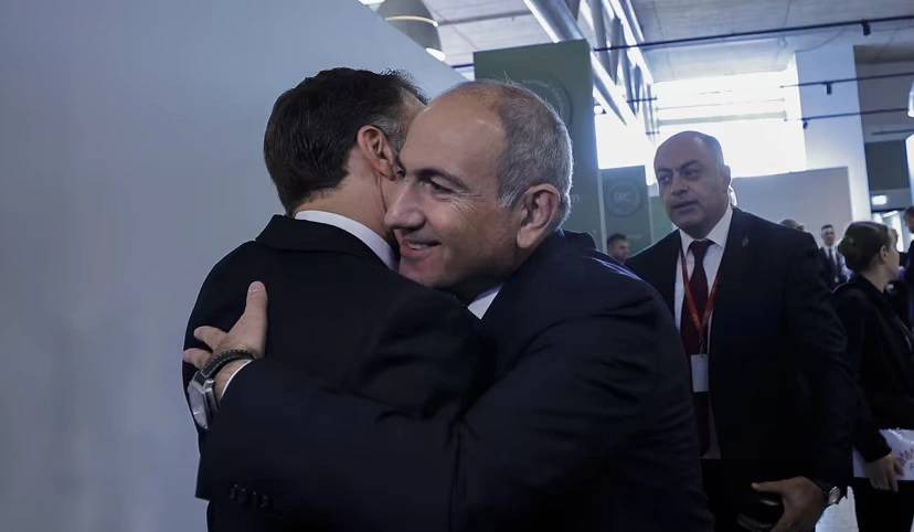 Diplomatiyada hava öpüşü: Makronla Paşinyan gündəm oldu