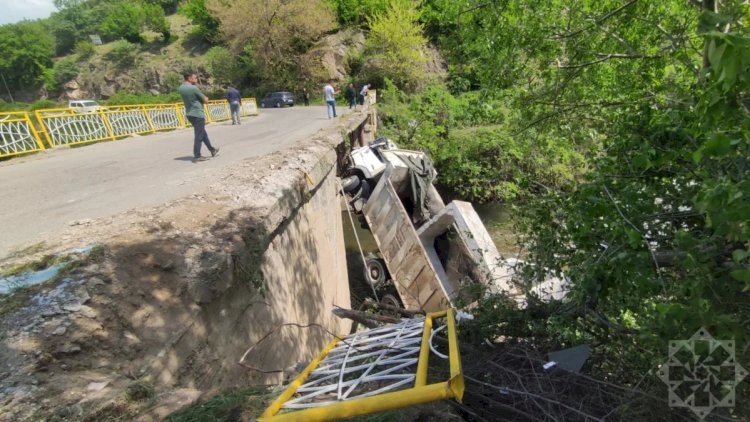 Samuxda yük avtomobili çaya aşdı, ölən var